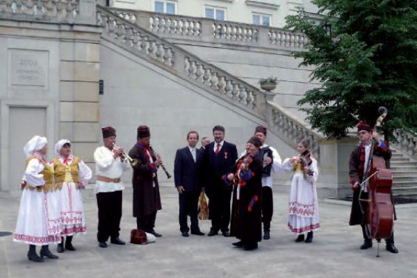 Obchody Dnia Samorzadu Terytorialnego, Kapela Pogody wraz z przedstawicielami Zarzadu Województwa Podkarpackiego przed Pałacem Prezydenckim w Warszawie, maj 2009r.