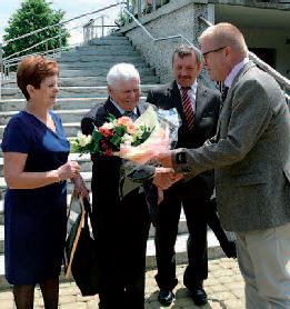 Kosowy, Wiesław Sitko Dyrektor MDK w Kolbuszowej składa gratulacje Władysławowi Pogodzie z okazji 70. rocznicy ślubu, czerwiec 2015r.