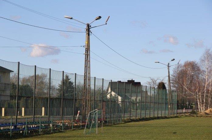 Wymiana lamp oświetlenia stadionowego i zamontowano monitoring miejsc rekreacji w Siedlance 