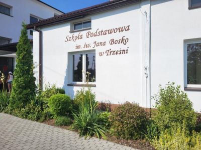 Odnowiona elewacja szkoły podstawowej w Trześni