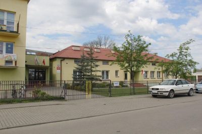 Szkoła podstawowa w Trześni przed remontem