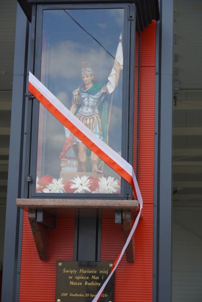 zdjęcie do
												 artykułu Poświęcenie figury św. Floriana oraz garażu dwustanowiskowego dla OSP w Siedlance