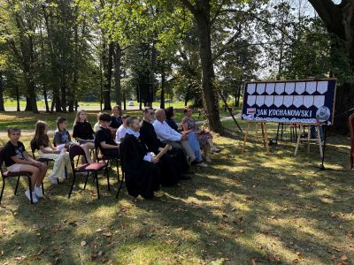 zdjęcie wprowadzające do artykułu: Narodowe Czytanie w Niwiskach – wspólne świętowani