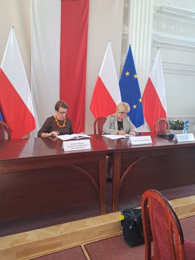 Podpisanie umów na realizację zadań w zakresie OLiOC